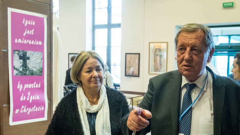 Jan Szyszko z żoną Krystyną podczas konferencji w Toruniu