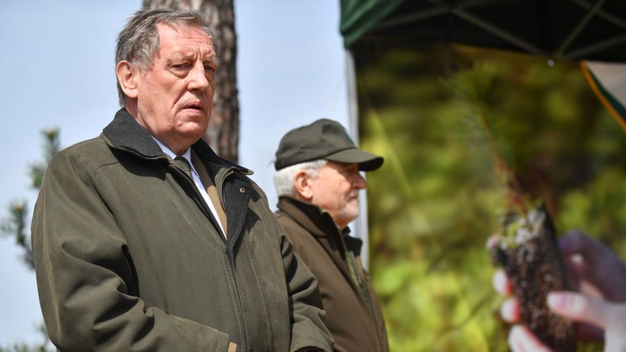 Minister Jan Szyszko podczas akcji sadzenia drzew w Jabłonnie 