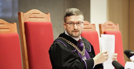 Paweł Juszczyszyn przekroczył prędkość i okazał legitymację sędziowską. "Uniknął odpowiedzialności"