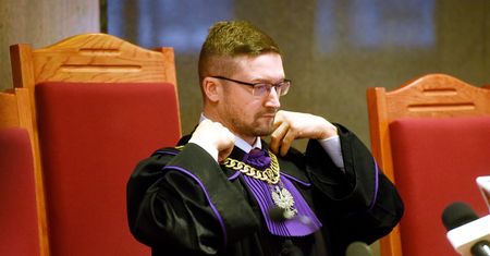 Nauczycielka "kłania się w pas" Pawłowi Juszczyszynowi. Nawet "pójdzie za niego siedzieć"