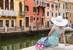 Włochy: Wenecja zakaże siadania na chodnikach i schodach