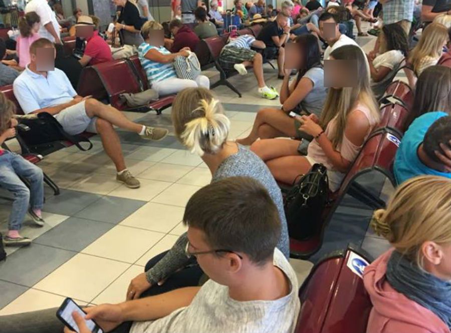 Około 200 osób koczuje na lotnisku 