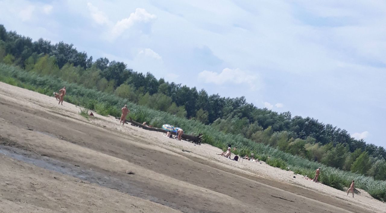 Plaża dla nudystów w Warszawie. Byliśmy tam. W weekend jest tu ponad 200 osób