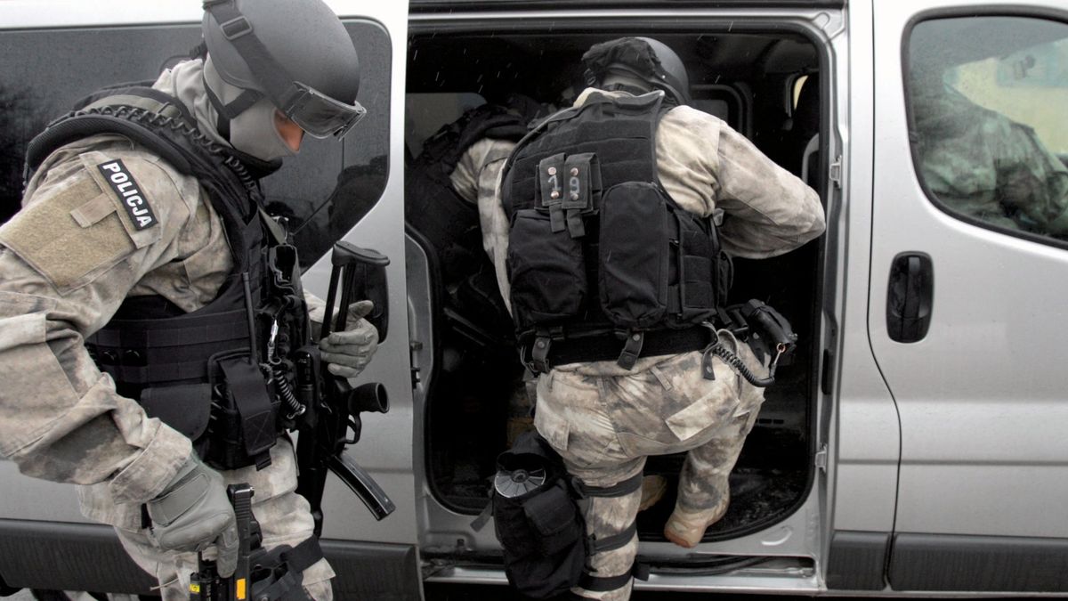 Funkcjonariusz, który zginął, należał do Samodzielnego Pododdziału Antyterrorystycznego Policji.