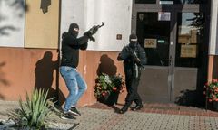 Symulowany atak terrorystów na szkołę. Komendant policji odwołany