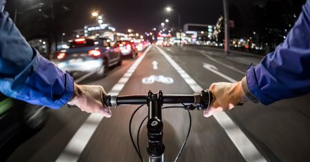 Warszawa. Rowerzyści nie będą już czekać na światłach. Staną tablice informujące, kiedy zapali się zielone.