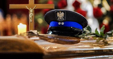 Ginie policjant, zostają dzieci i żona. Co potem? Cisza