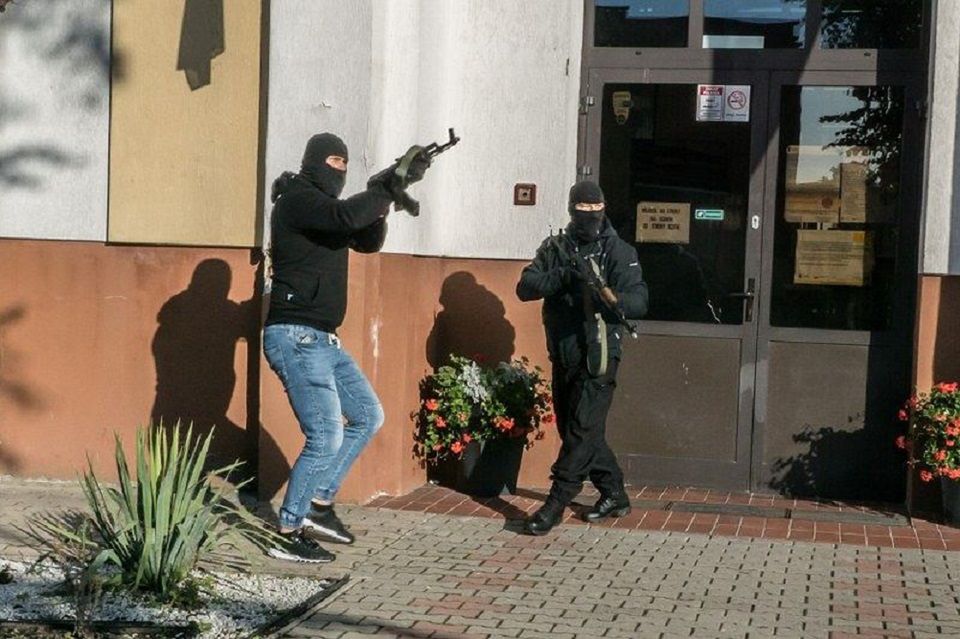 Terroryści" pojawili się również w szkole w Pasłęku