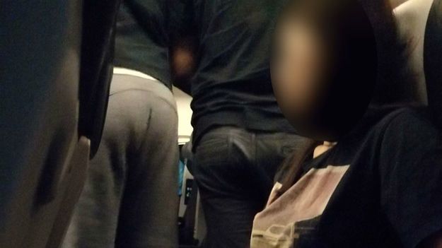 Turyści przebierający się w samolocie