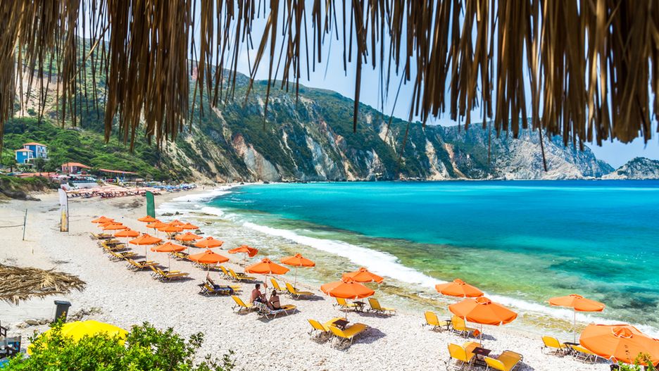 Plażę Petani charakteryzuje kameralna atmosfera oraz nieprawdopodobnie niebieska woda