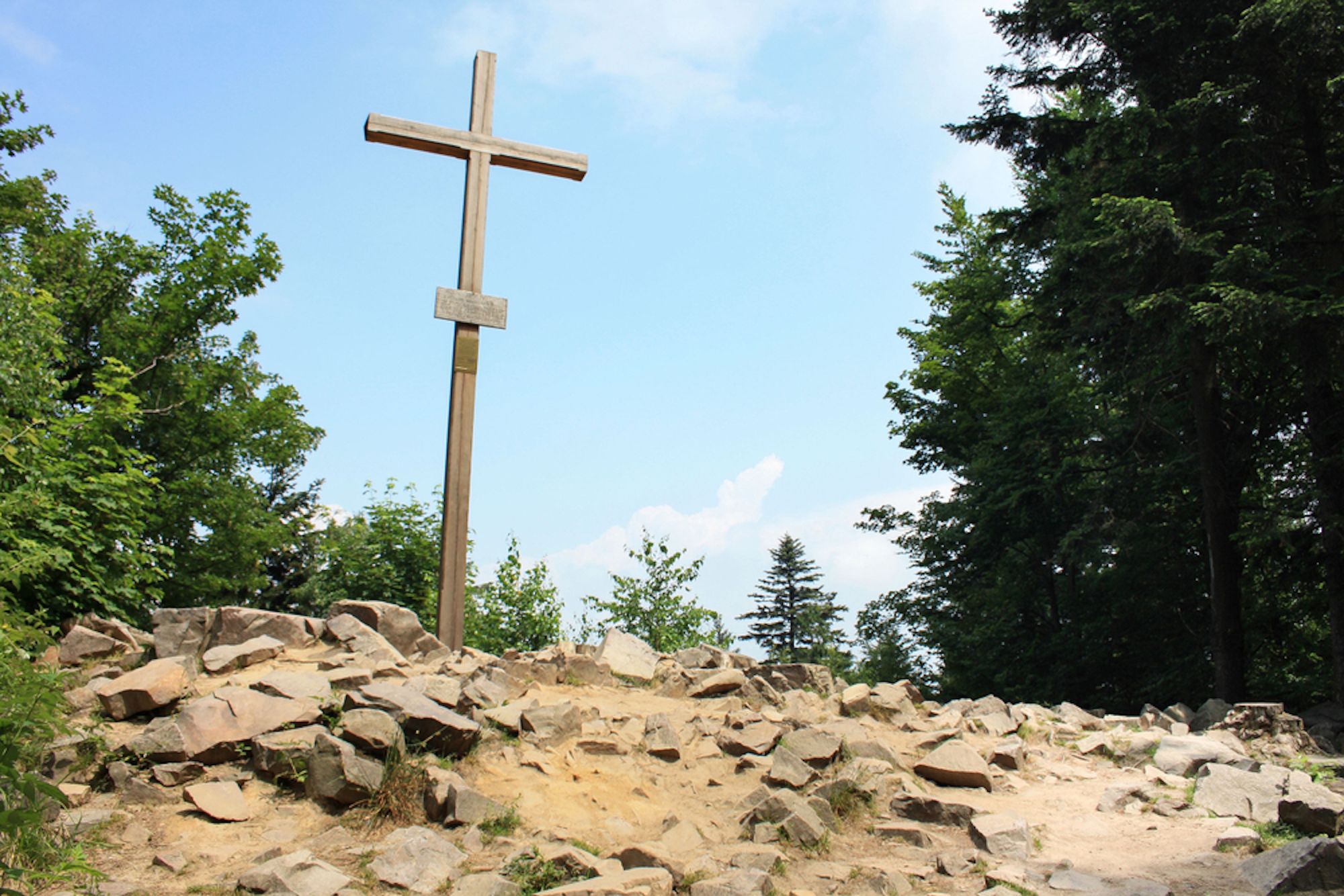 Łysica nie jest już najwyższym szczytem Gór Świętokrzyskich. Jest nim Skała Agaty, licząca 613 m i 96 cm