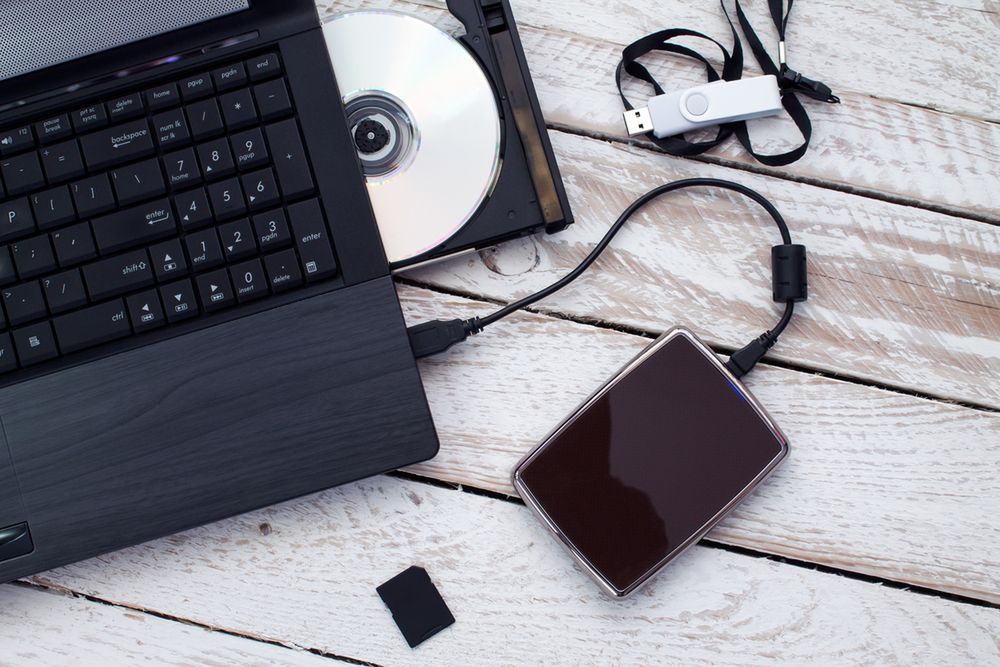 Zarówno dysk zewnętrzny, jak i pendrive, są urządzeniami bardzo przydatnymi