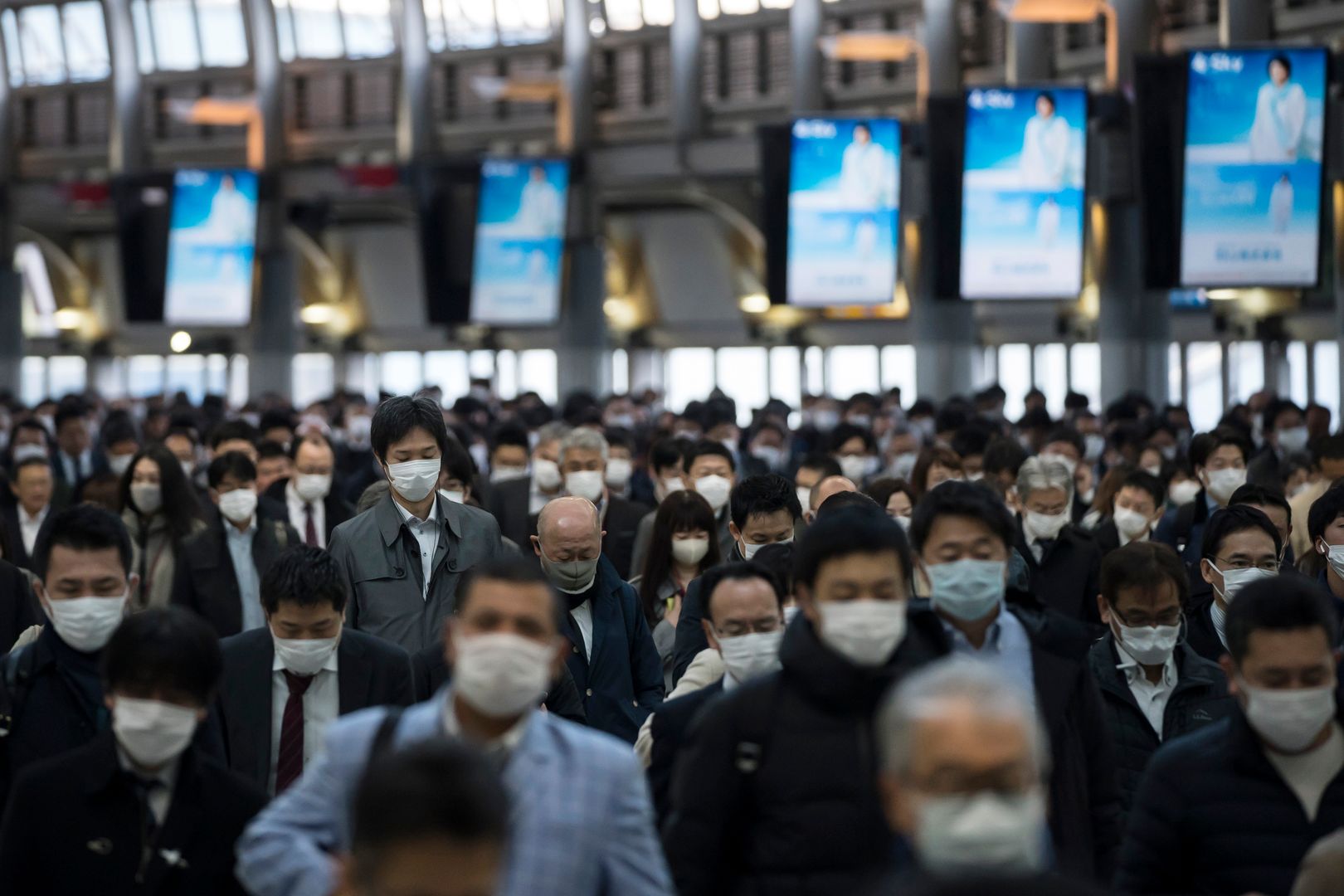 Mieszkańcy Tokio w drodze do pracy podczas pandemii