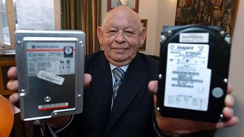 Jerzy Urban pokazuje dyski komputerów, które "wyciekły" z MSZ