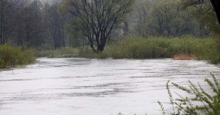 Świętokrzyskie: przekroczone stany ostrzegawcze na trzech rzekach