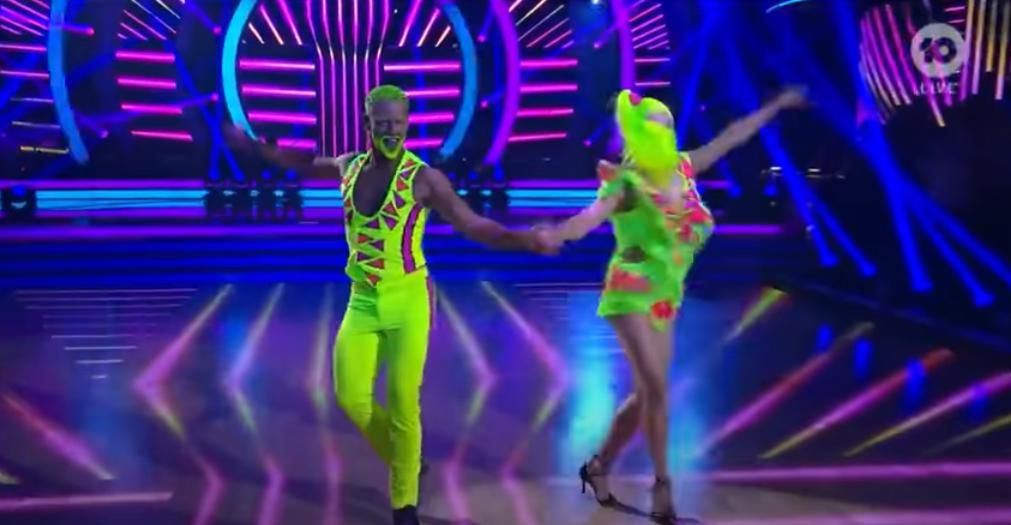 Courtney Act i Joshua Keefe. Skrin z YT