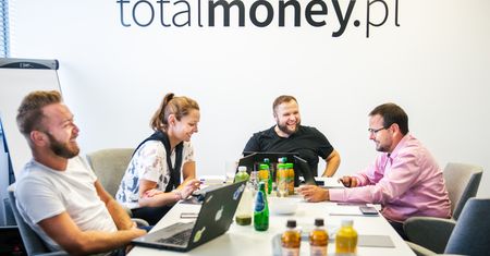 Czy da się oszczędzać, pożyczając pieniądze?