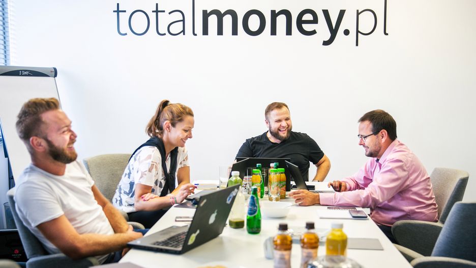 Kalkulator rat i kosztów kredytu na stronie Totalmoney.pl to narzędzie, z którego z pewnością warto korzystać przed podjęciem ostatecznej decyzji.