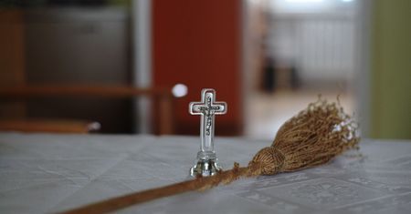 Ksiądz z bronią w ręku zachęca studentów do kolędy. "Post miał szokować"