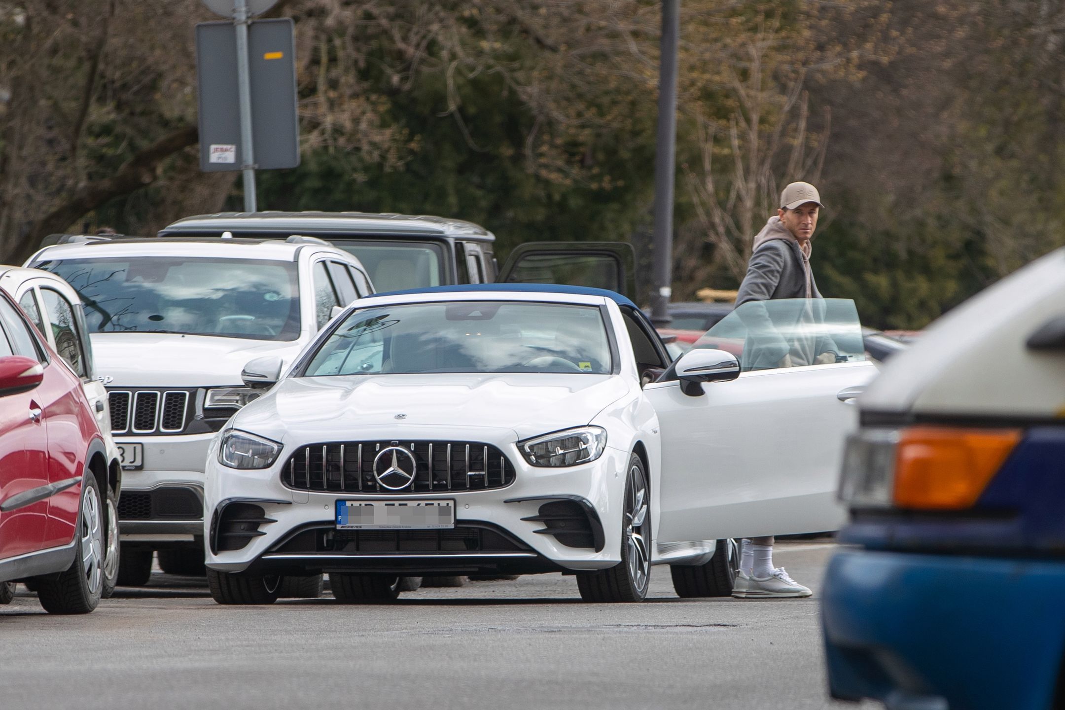 Anna i Robert Lewandowscy idą do restauracji w Warszawie