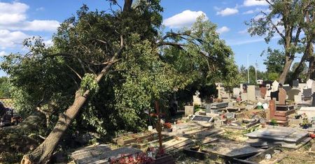 Ostrzeżenie o burzach nie dotarło do gmin bo... w starostwie wyłączono komputery. Kuriozalne tłumaczenia