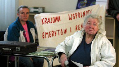 Grupa emerytów i rencistów z Krajowej Wspólnoty Emerytów i Rencistów okupuje hol Ministerstwa Gospodarki