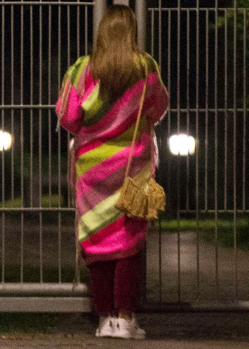 Edyta Górniak przyłapana przed bramą na jej osiedle