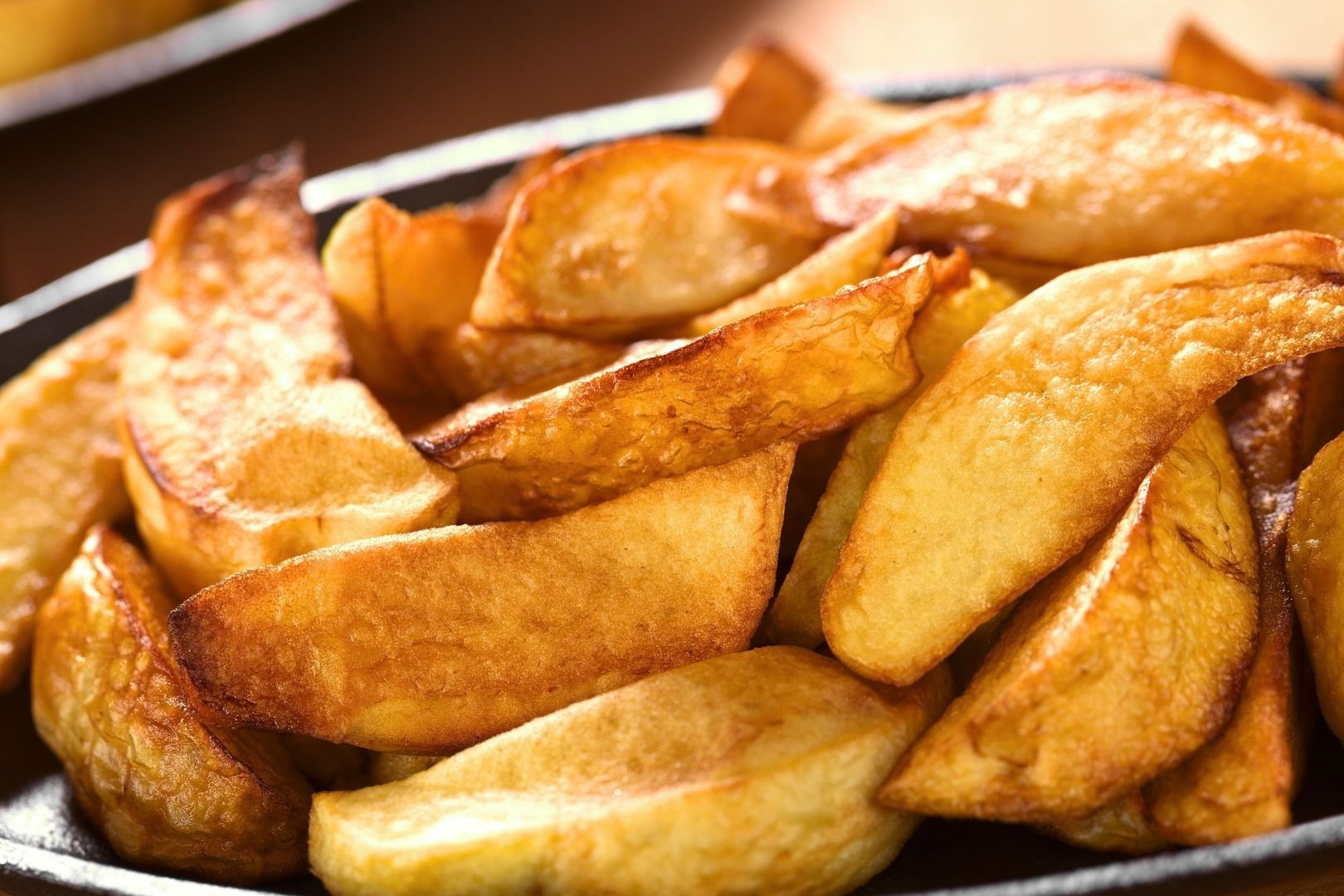 Dodatkiem do frytek zawsze jest sól. W Belgii i Holandii nie wyobrażają sobie smażonych ziemniaków bez majonezu, w Wielkiej Brytanii bez octu, a w Stanach Zjednoczonych i, za ich przykładem, w innych częściach świata – bez keczupu. 