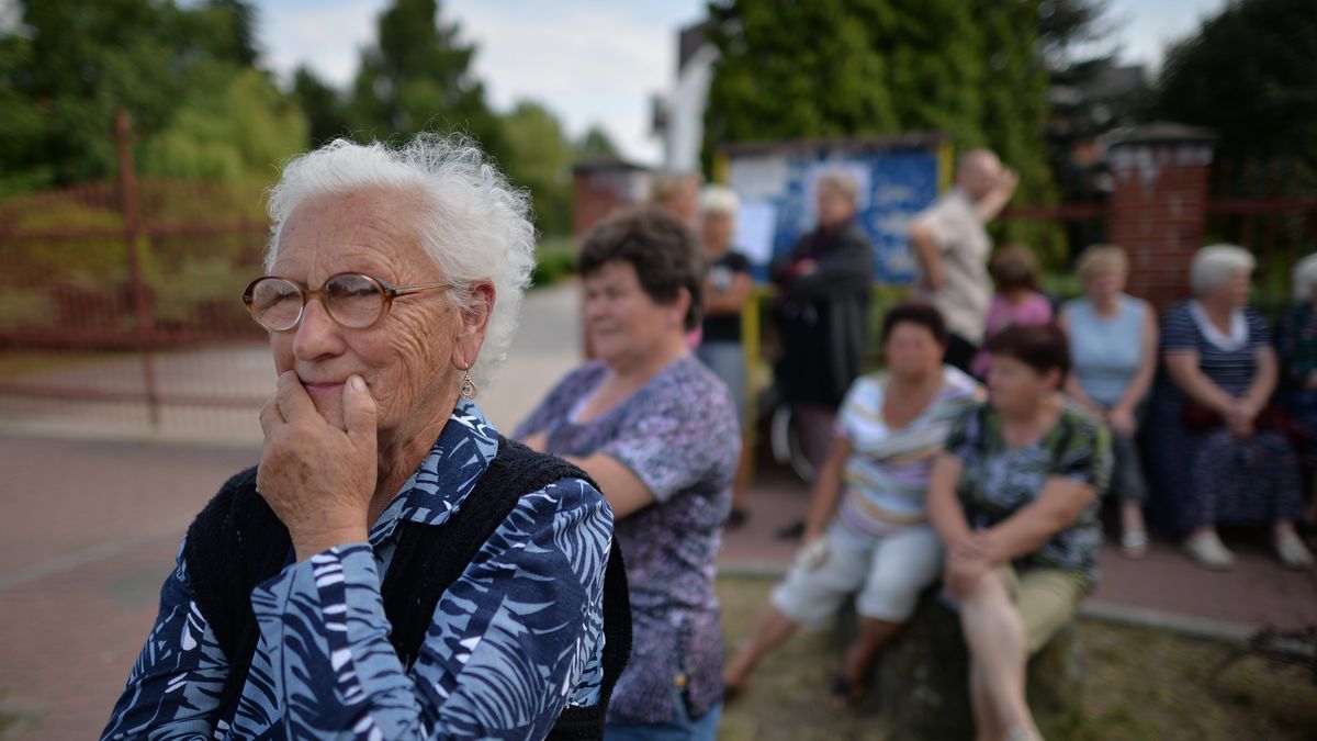 Emerytury kobiet są niskie, więc część z nich decyduje się dłużej pracować.