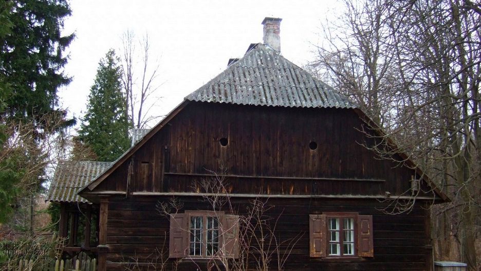 Warszawa. Zabytkowa leśniczówka w Lesie Kabackim.