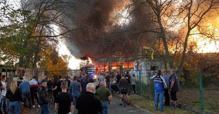 Bytom. Pożar składowiska odpadów. Kłęby czarnego dymu nad Stroszkiem
