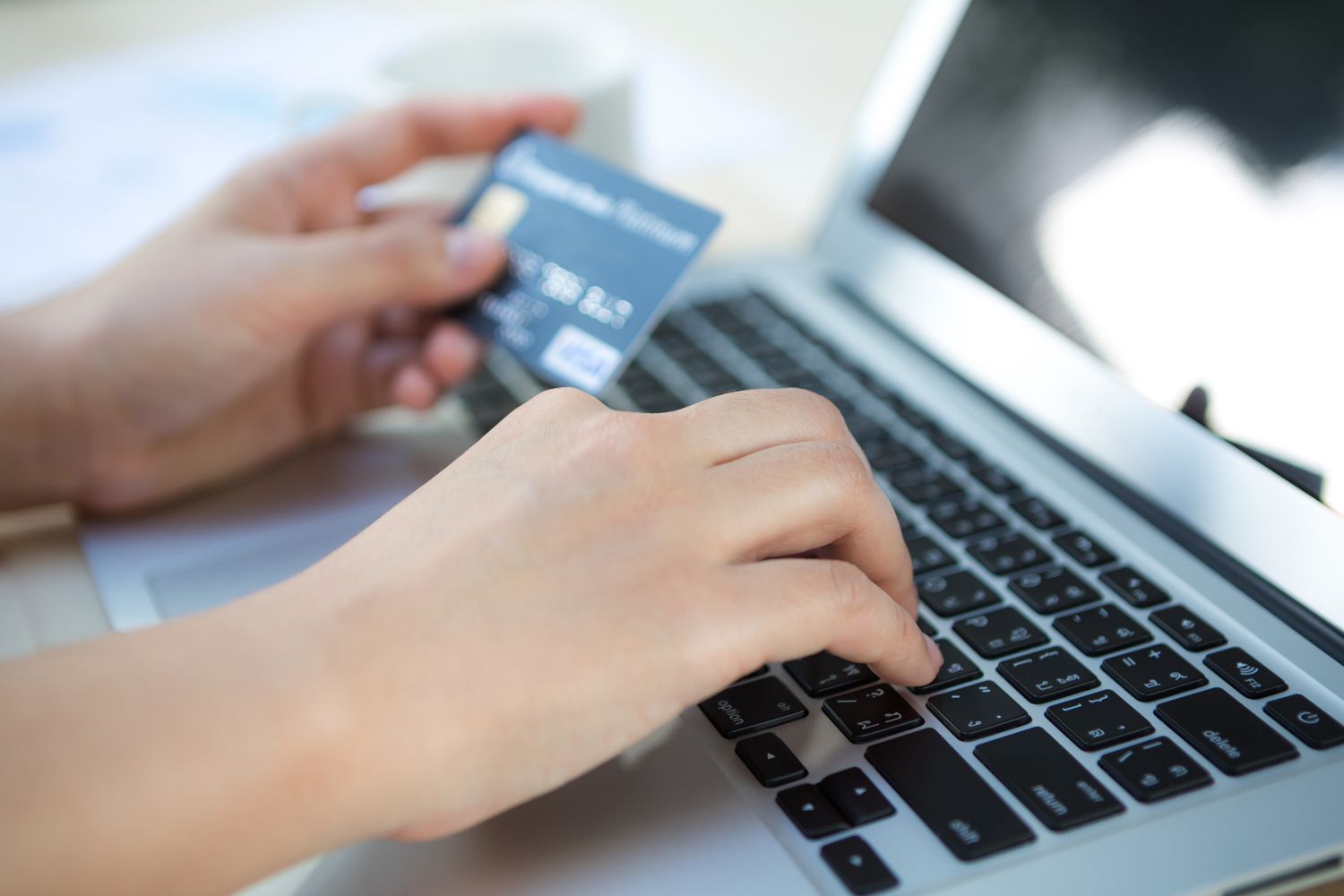 Kredyt przez internet nie musi być ryzykowny - wystarczy porównać oferty i wybrać tę najbardziej korzystną