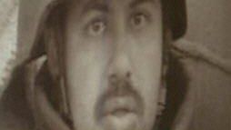 Wydawca Al-Dżaziry pod portretem zabitego dziennikarza