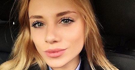 Pokazuje majtki w miejscach publicznych i nawołuje do protestu. "Napatrzcie się!'
