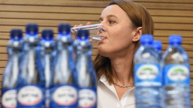 Dyrektor ds. jakości Danone Waters Edyta Krysiuk-Kowalczyk podczas briefingu prasowego 30 września 2016 r. w Warszawie nt. ustaleń wewnętrznego zespołu ekspertów oraz organów kontrolnych prowadzących badania w sprawie zdarzenia z Bolesławca