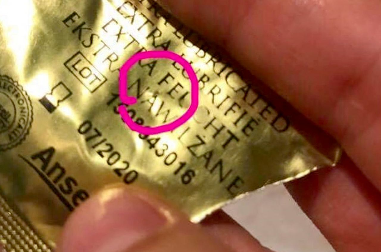 Ktoś dziurawi prezerwatywy w sklepach? Internautka publikuje zdjęcia i apeluje do kobiet