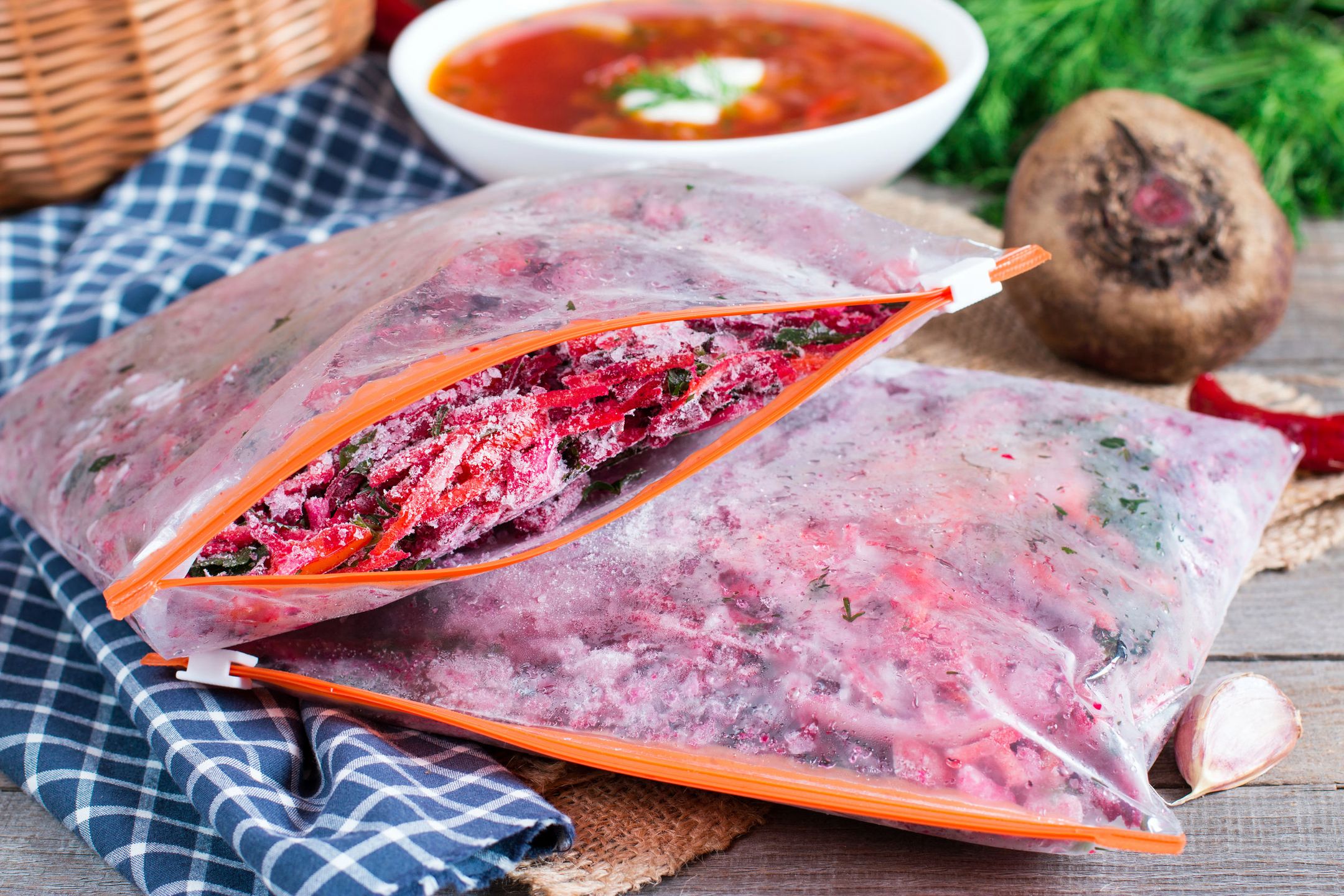 Zamrażanie może także ułatwić nam codzienne gotowanie. Dzięki mrożeniu małych porcji np. owoców i warzyw błyskawicznie przygotujemy ulubione smoothie lub sos, bez rozmrażania większej całości. 
