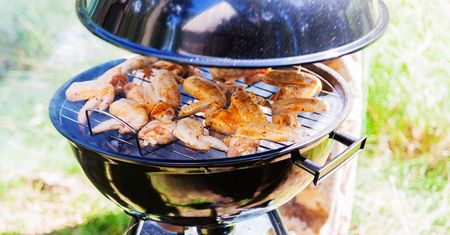 Oto jak grillować na grillu z pokrywą metodą bezpośrednią i pośrednią