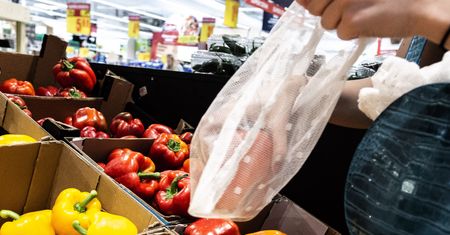 UOKiK zleca kontrole marketów. Źle oznaczone owoce i warzywa w co trzecim sklepie