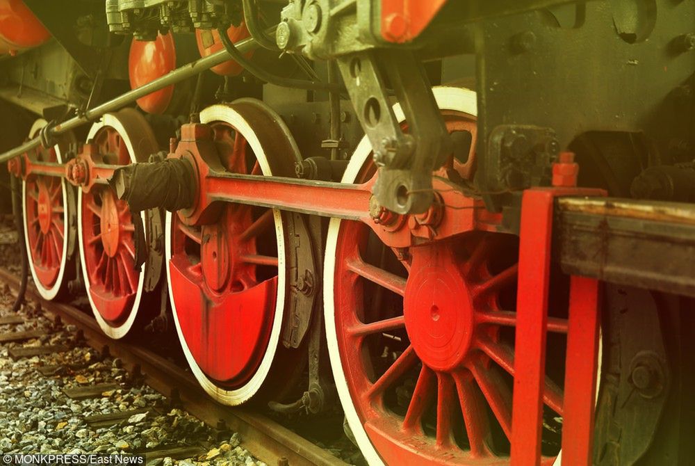 Zbliżenie na koła lokomotywy - fotomontaż