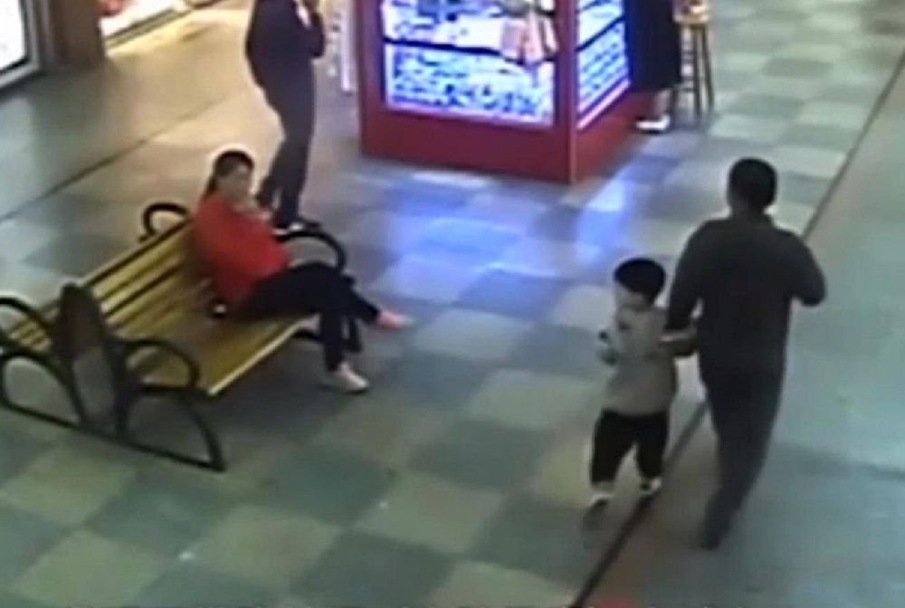 Tata uratował 6-latka z rąk bandytów. 9 miesięcy po porwaniu zobaczył go w centrum handlowym