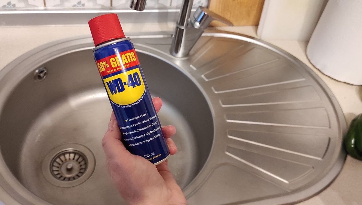 WD-40 zawsze mam w kuchni pod ręką. Problem znika w oka mgnieniu