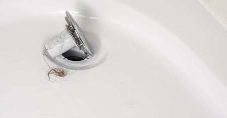 Prosty sposób na przytkany odpływ bez użycia chemikaliów i pomocy hydraulika