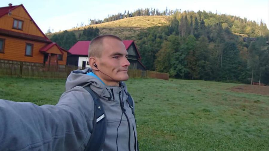 Z rozdawania ulotek można wyżyć, mieć oszczędności i planować zakup mieszkania, przekonuje Łukasz Eichner z Żywca.