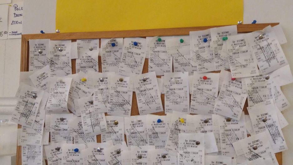 Każdego dnia potrzebujący korzystają z "głodnej tablicy"