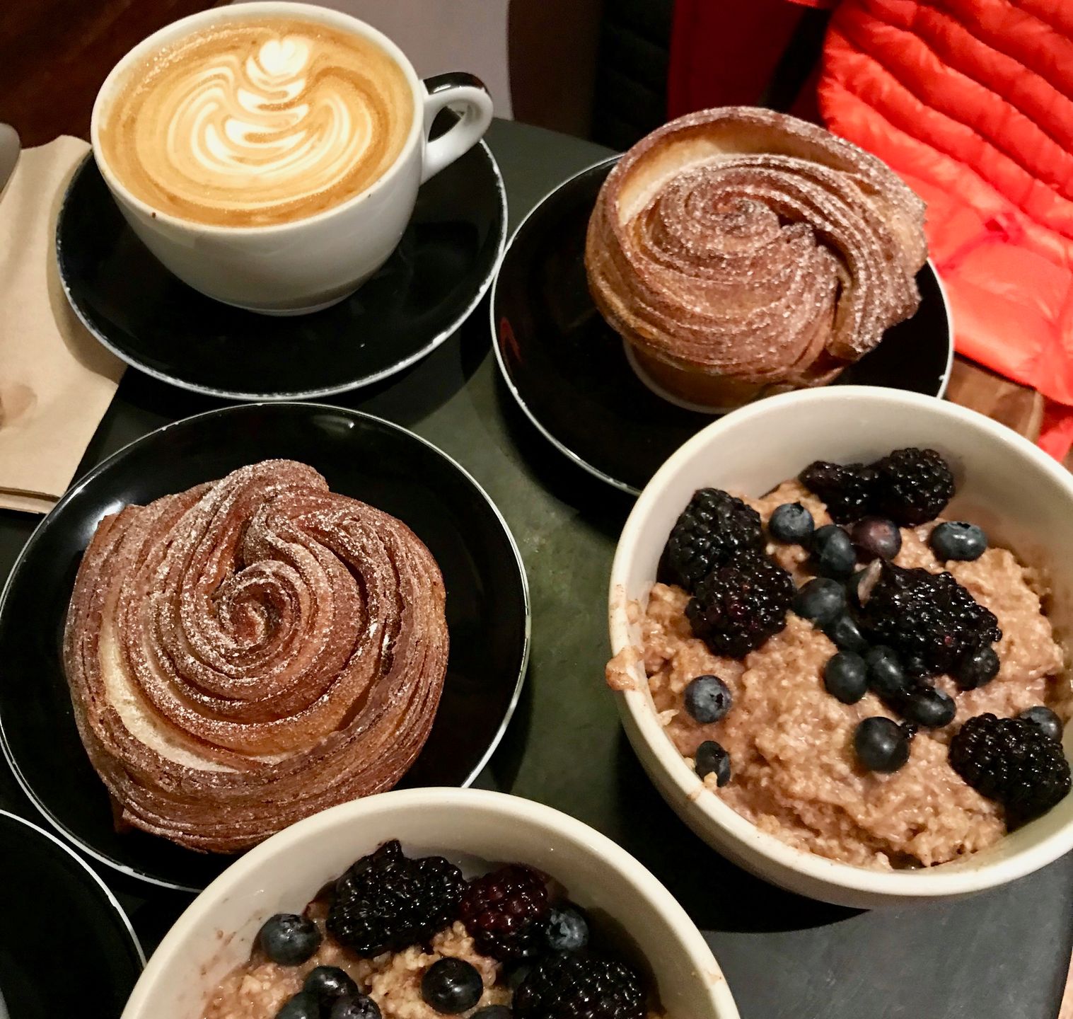 Zaczęliśmy od chwalonego głównie za kawę Irving Farm Coffee Roasters (224 W 79th St). (...) Kawa – wyśmienita, cynamonowa owsianka z owocami – znośna, wypieki – świetne. 