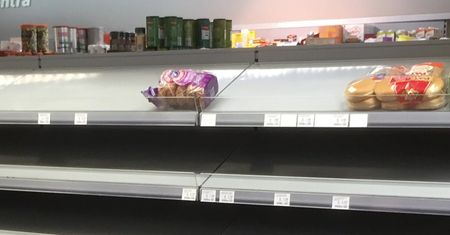 Sklepy w Irlandii pustoszeją. Panika zakupowa z powodu 6 cm śniegu