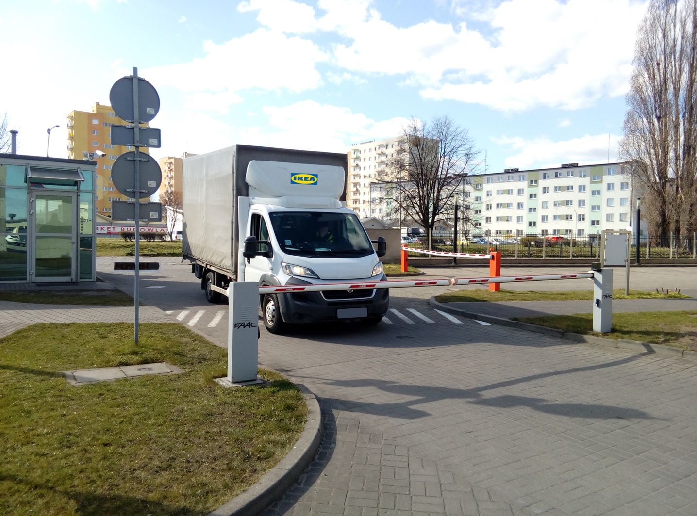 IKEA przekazuje łóżka i pościel pracownikom infrastruktury krytycznej.