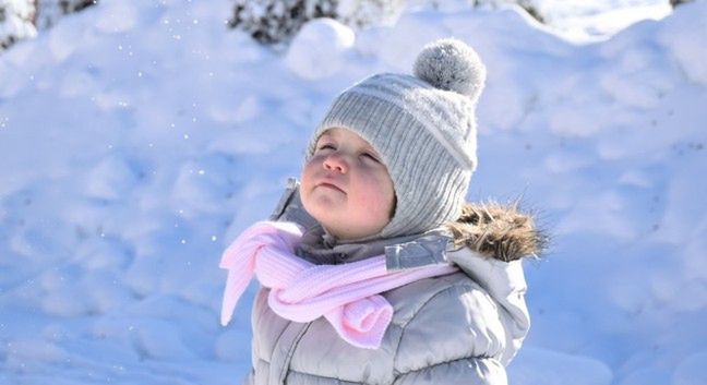 Cieple ubranka takie jak body czy kombinezon to niezbędne elementy garderoby niemowlaka w sezonie zimowym