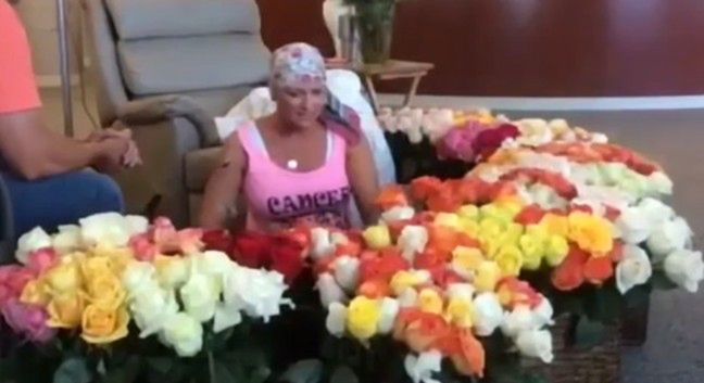 Mąż zaskoczył chorą żonę. Podarował jej 500 róż